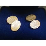 A PAIR OF GENTLEMENS 9CT YELLOW GOLD CUFFLINKS with chain connections