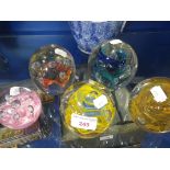 A COLLECTION OF GLASS PAPERWEIGHTS (5) £30-60