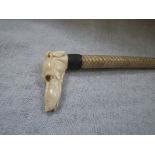 AN EARLY 20TH CENTURY RIDING CROP, with a carved ivory handle in the form of a grey hound's head £