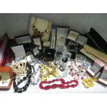 A COLLECTION OF JEWELLERY