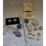 A COLLECTION OF COSTUME JEWELLERY