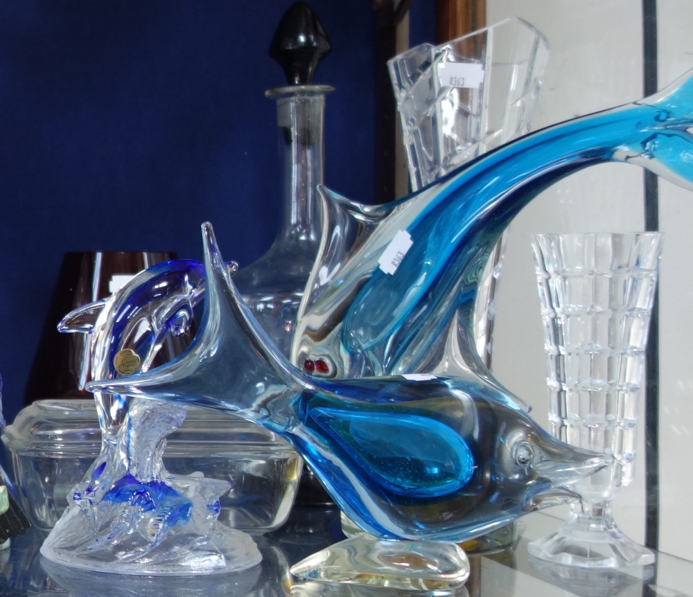 A MURANO STYLE LEAPING FISH and other glassware