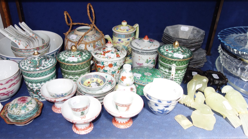 A COLLECTION OF ORIENTAL CERAMICS including rice bowls, a pair of 'jade' birds with wooden stands