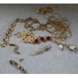 A COLLECTION OF YELLOW METAL JEWELLERY