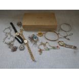 A COLLECTION OF JEWELLERY AND WATCHES, to include a 9ct yellow gold Etruscan style brooch