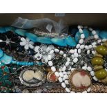 A COLLECTION OF COSTUME JEWELLERY AND BEADS