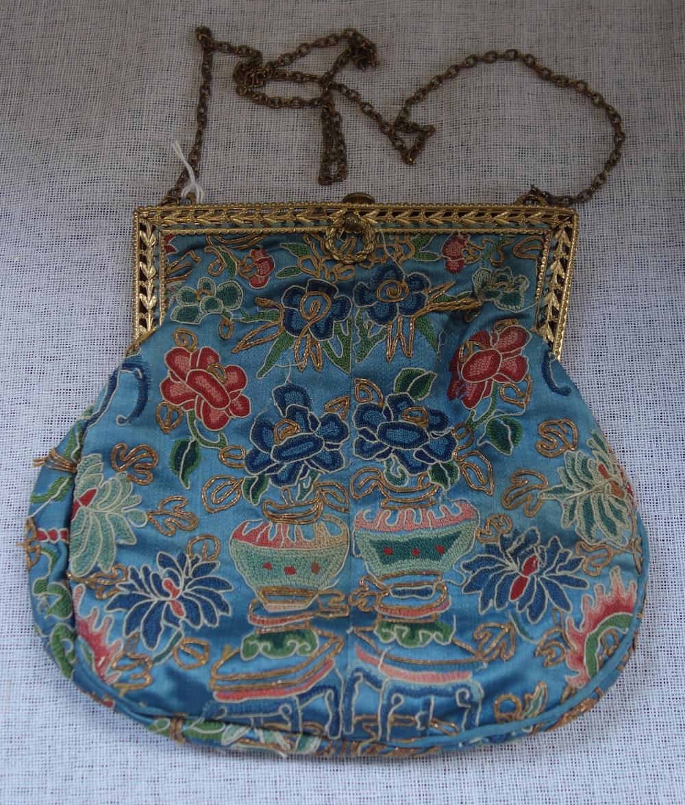 AN EDWARDIAN GILT FRAMED EVENING BAG, MADE FROM FRAGMENTS OF CHINESE EMBROIDERED SILK