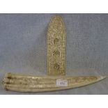 A 19TH CENTURY CHINESE CARVED IVORY CRIBBAGE BOARD, 24cm long and a resin 'scrimshaw' tusk (2)