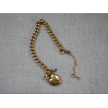 AN UNMARKED YELLOW METAL CHAIN LINK BRACELET with padlock clasp, approx 17.5gm (total weight)