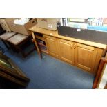 AN ELM LOW SIDEBOARD, 119cm wide containing records and a nest of teak and tiled tables