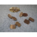 AN 18CT YELLOW GOLD BROOCH, together with two pairs of gentlemen's cufflinks, one stamped 9ct,