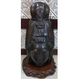 A BRONZE BUST OF GUANYIN, LATE QING / EARLY REPUBLIC PERIOD, her serene face framed by a loose cowl,