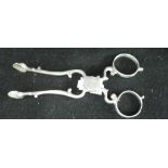 A PAIR OF 18TH CENTURY SILVER SUGAR TONGS, probably Henry Plumpton, of hourglass form with shell