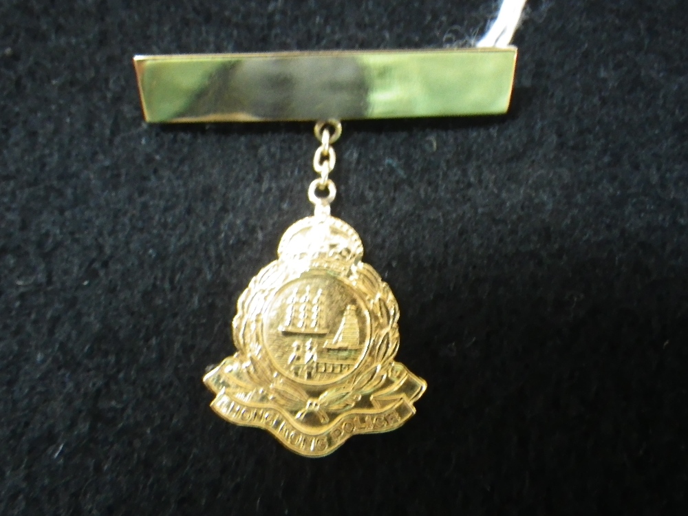A HONG KONG POLICE 18K YELLOW GOLD PENDANT, attached to a bar brooch