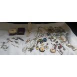 A COLLECTION OF COSTUME JEWELLERY to include a gold bar brooch