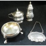 A COLLECTION OF SILVER CRUETS and a wine label, approx 4.50oz total weight