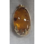 AN AMBER PENDANT, with a yellow gold mount stamped "375"