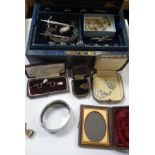 A COLLECTION OF JEWELLERY to include a 9ct gold bar brooch