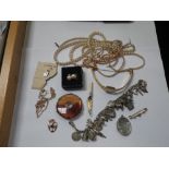 A COLLECTION OF JEWELLERY, to include a 9ct gold pendant and chain