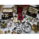 A COLLECTION OF JEWELLERY, to include a thimble in a fitted case