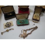 A COLLECTION OF JEWELLERY, to include a turquoise & pearl brooch in a fitted presentation case