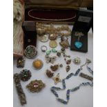 A COLLECTION OF JEWELLERY, to include a vintage multi strand white necklace