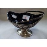 A GEORGE III SILVER BASKET with swing handle and blue glass liner, 200g (approx)