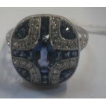 AN ART DECO STYLE SAPPHIRE AND DIAMOND RING, on an unmarked white metal shank, ring size M-N