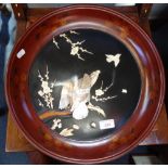 AN EARLY 20TH CENTURY SHIBAYAMA LACQUER PLAQUE depicting a bird of prey within a red lacquered