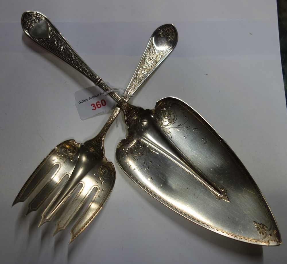 A PAIR OF SILVER FISH SERVERS, (c.7.6oz)