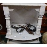 AN INDIAN WHITE MARBLE SHELF OR TEMPLE NICHE with two turned columns flanking an arch, 46cm wide
