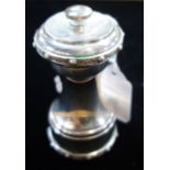 A CONTEMPORARY SILVER PEPPER / SALT MILL, 9cm high (c. 5.9oz total weight)