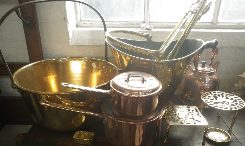 A BRASS PRESERVING PAN, a coal scuttle, two copper saucepans and other items of metalware