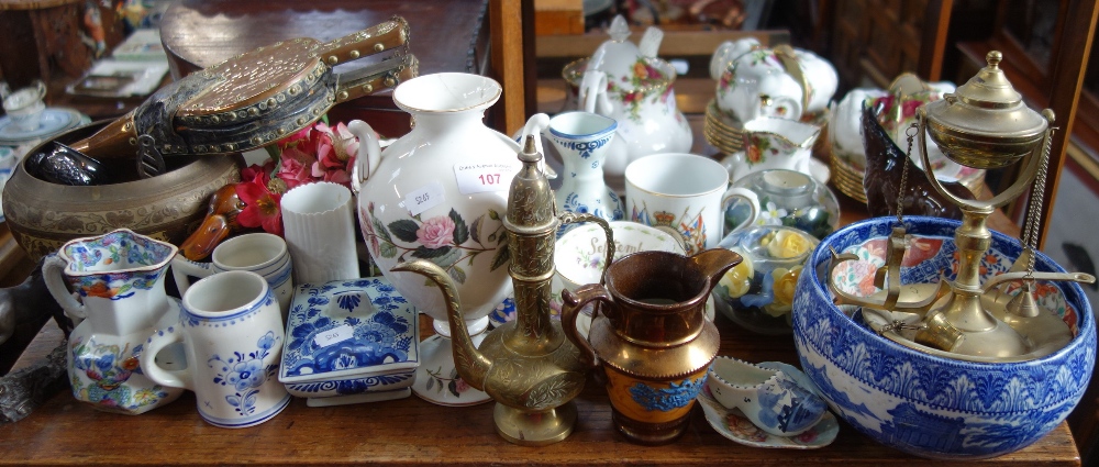 A COLLECTION OF DECORATIVE CERAMICS AND SUNDRIES