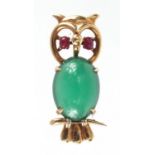 9ct gold owl brooch with green cabochon body and garnet eyes, 3.5cm in length, approximate weight