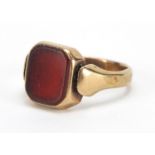 9ct gold hard stone signet ring, size P, approximate weight 4.5g : For Extra Condition Reports