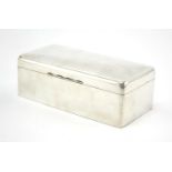 Victorian rectangular silver cigar box, the hinged lid by Frederick Bradford Macrea, London 1900,