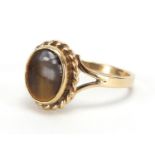 9ct gold tigers eye signet ring, size P, approximate weight 2.9g : For Extra Condition Reports
