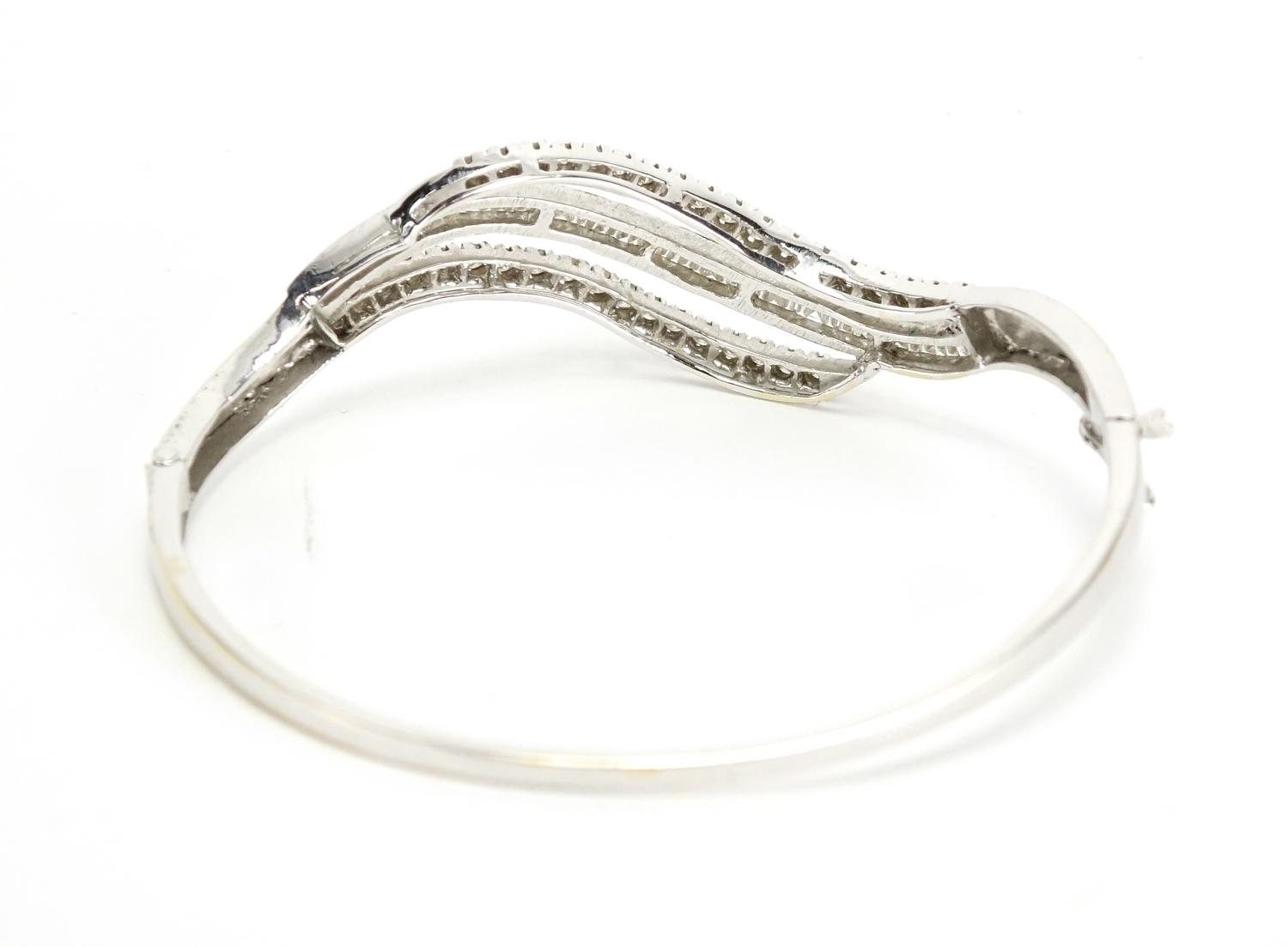 18ct white gold diamond bracelet, approximately 2.26 carat of diamonds, approximate weight 19.6g : - Image 2 of 3
