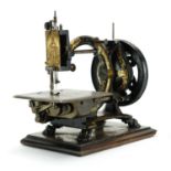19th century Royal Sewing Machine Company Shakespeare sewing machine, 28.5cm high : For Extra