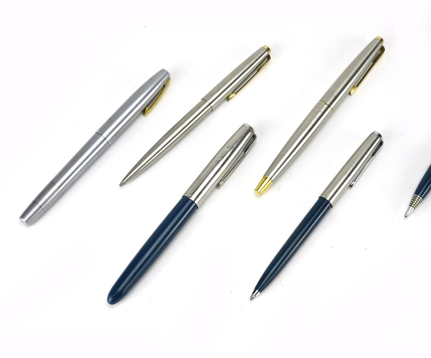 Parker and Sheaffer fountain pens, ballpoint pens and propelling pencils including a blue Parker - Image 2 of 9