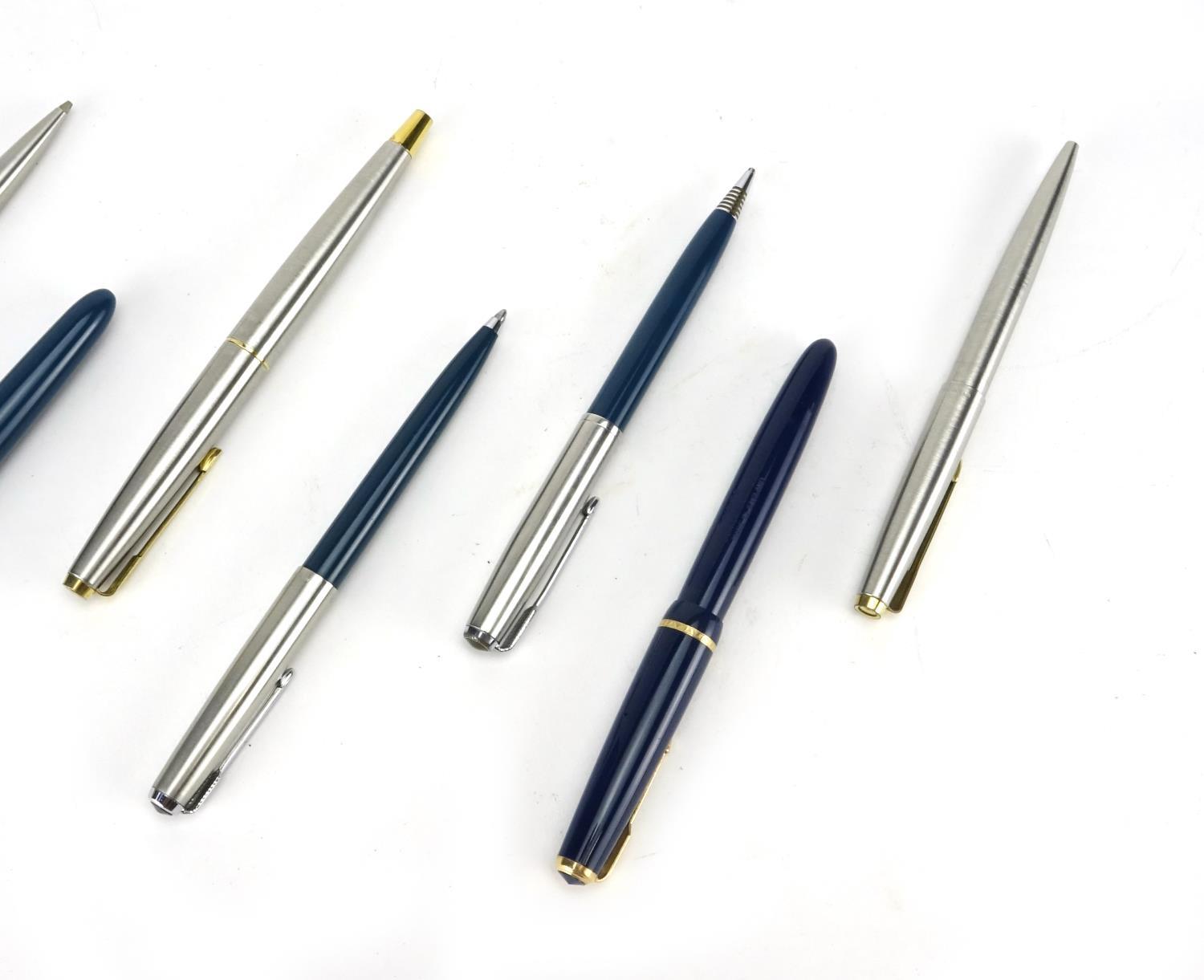 Parker and Sheaffer fountain pens, ballpoint pens and propelling pencils including a blue Parker - Image 6 of 9