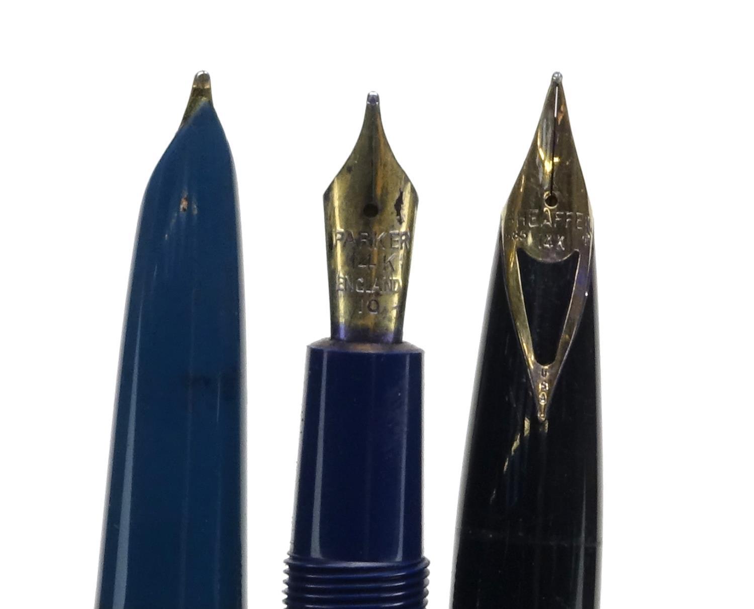 Parker and Sheaffer fountain pens, ballpoint pens and propelling pencils including a blue Parker - Image 7 of 9