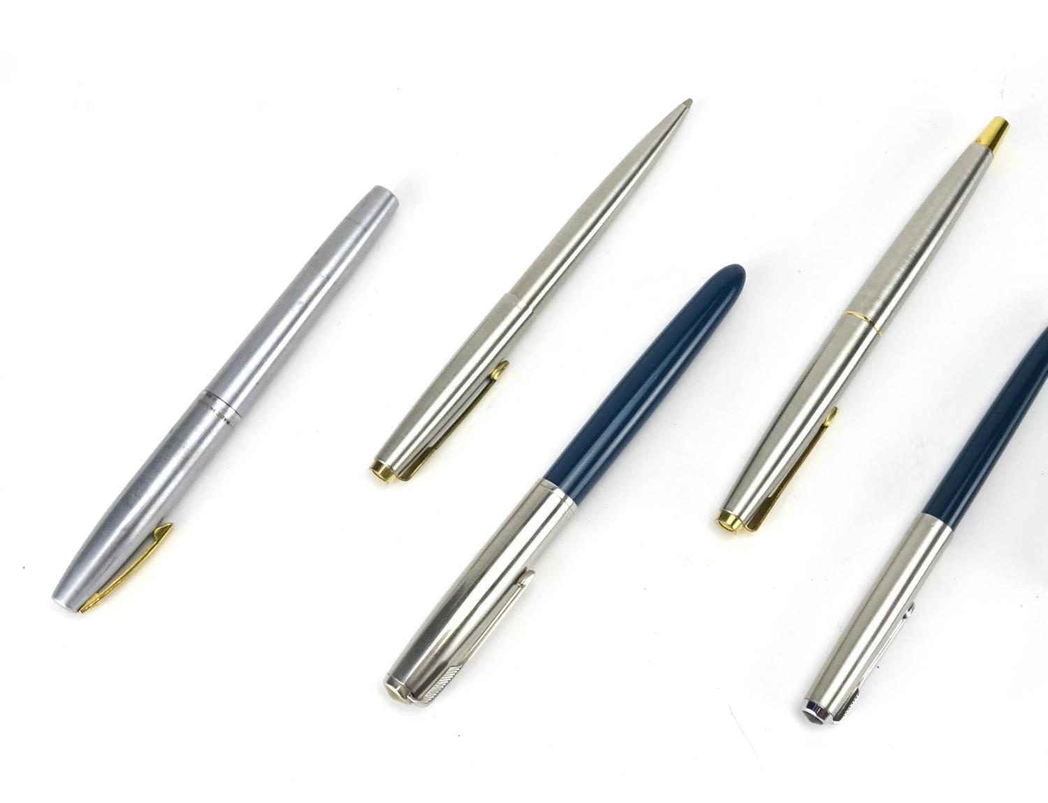 Parker and Sheaffer fountain pens, ballpoint pens and propelling pencils including a blue Parker - Image 5 of 9