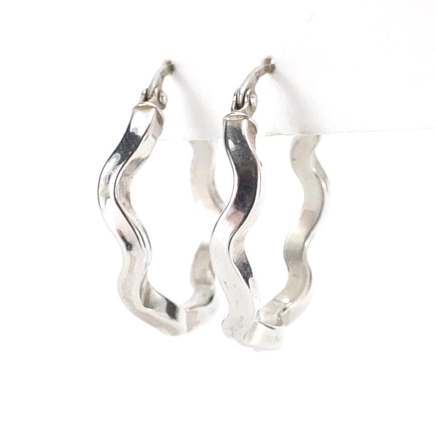 Pair of 9ct white gold hoop earrings, 2.5cm in diameter, approximate weight 2.5g : For Further - Image 3 of 6