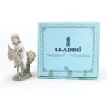 Lladro figurine Look at Me with box, numbered 5465, 19.5cm high : For Further Condition Reports