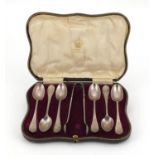 Set of six silver sugar tongs and teaspoons, by Elkington & Co Birmingham 1909, housed in a tooled