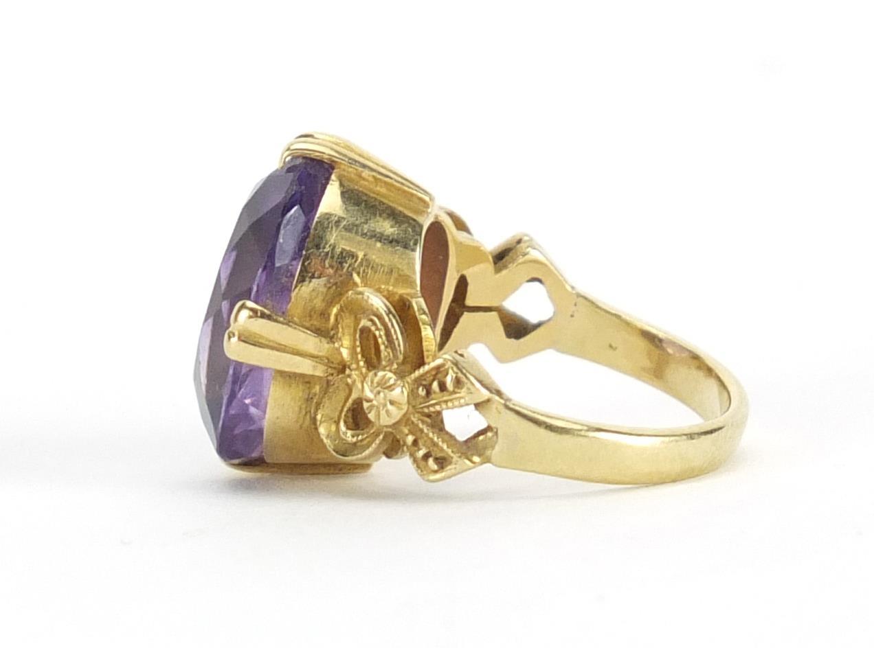 18ct gold amethyst solitaire ring, with bow design shoulders, size F, approximate weight 6.0g : - Image 2 of 4