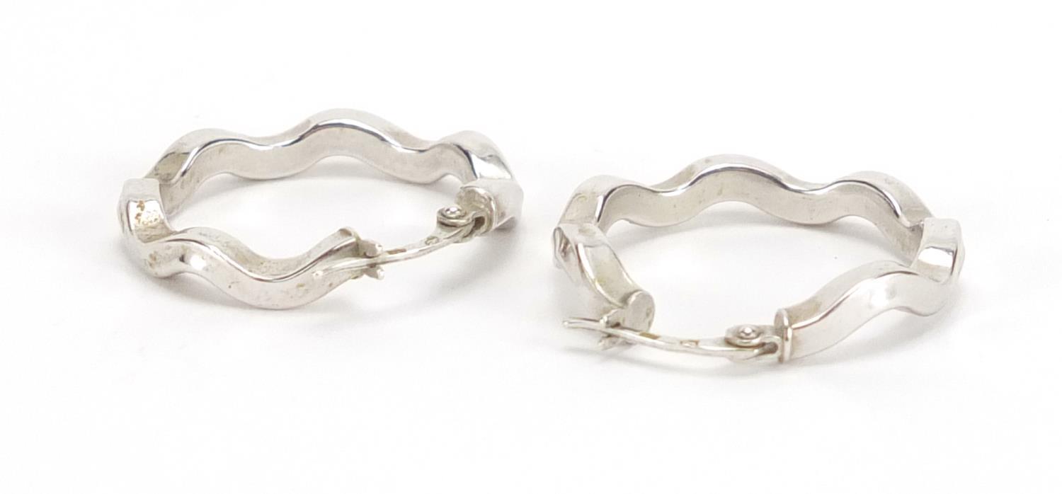 Pair of 9ct white gold hoop earrings, 2.5cm in diameter, approximate weight 2.5g : For Further - Image 5 of 6