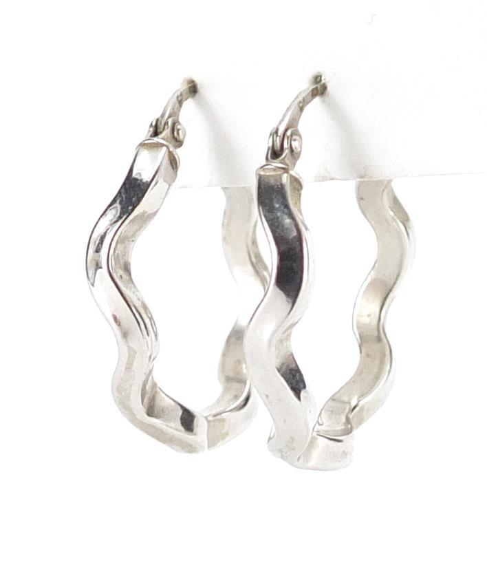 Pair of 9ct white gold hoop earrings, 2.5cm in diameter, approximate weight 2.5g : For Further - Image 4 of 6